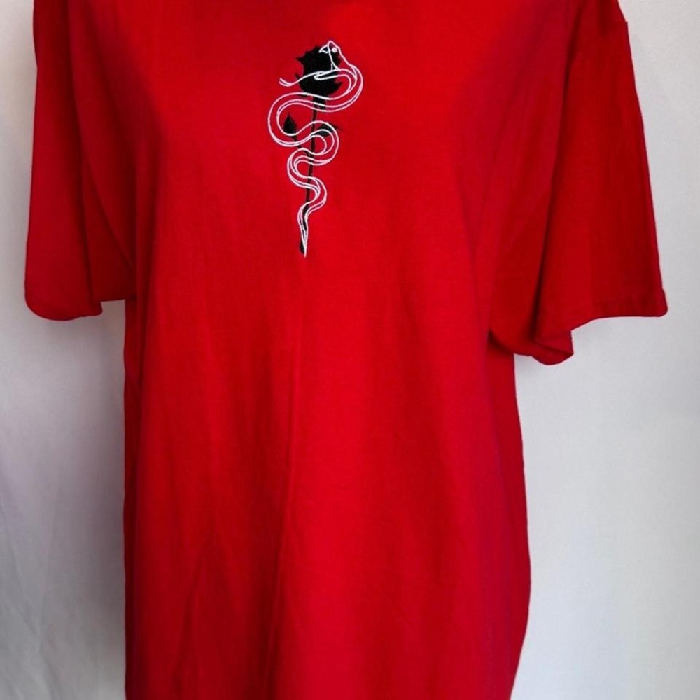 NWOT Men Red Cotton Streetwear Tee T shirt w embroidered snake design SIZE Large